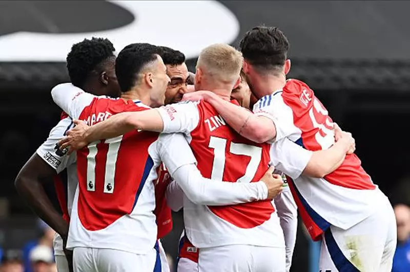 أندية الكالتشيو والبوندسليغا في انتظار مغادرة نجم أرسنال