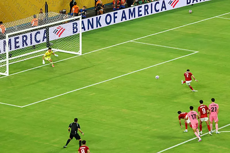 تكرار التاريخ: مشهد تريزيجيه يعود مجددًا في الأهلي بعد 11 عامًا (فيديو)